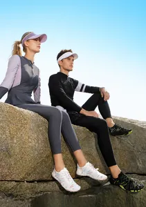 Dettaglio di scarpe acquatiche ad asciugatura rapida con strisce neon e abbigliamento surf