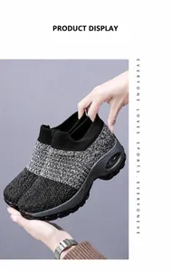 Gros plan sur baskets en maille noir et gris avec semelle à coussin d'air pour confort