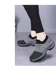 Détail de la tige en maille respirante et semelle à coussin d'air sur baskets femme