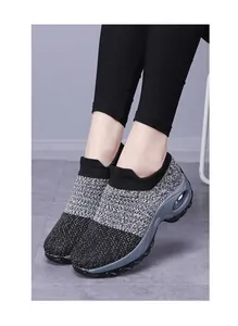 Détail de chaussure de marche tricotée pour femme avec design respirant et coupe chaussette