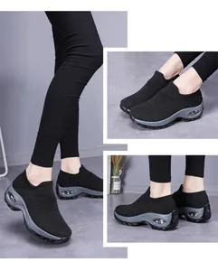 Détails de baskets en maille noire sans lacets avec une semelle à coussin d'air grise