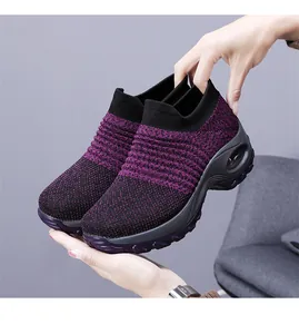 Détail de la tige en maille violette et semelle à coussin d'air de basket compensée femme