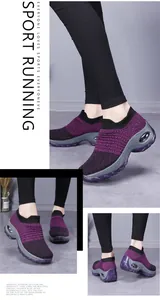 Détail de chaussures de running en tricot violet avec semelles épaisses et coussin d'air
