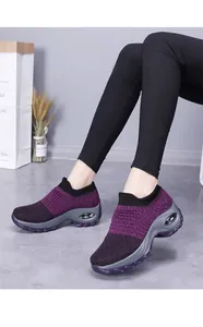 Vue détaillée de chaussures de marche tricotées violettes avec semelle à coussin d'air