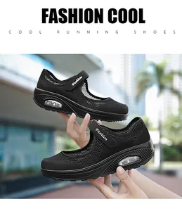 Detailaufnahme schwarzer atmungsaktiver Mesh-Walkingschuhe mit Klettverschluss und Luftpolster