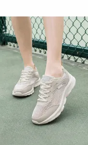 Dettaglio delle sneakers in rete traspirante con suole ammortizzante antiscivolo