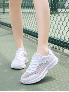 Dettaglio della tomaia in mesh bianco traspirante e lacci delle scarpe sportive da donna