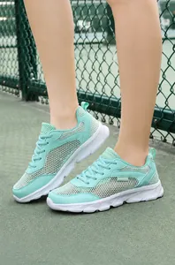 Dettaglio delle sneakers da donna in rete verde menta con suola bianca traspirante