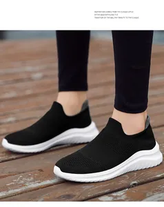Nahaufnahme der schwarzen atmungsaktiven Strick-Sneaker mit weißer gewellter Sohle