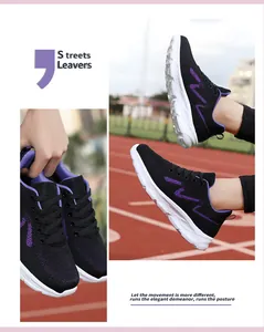 Gros plan de baskets en maille respirante noire avec motifs de vagues violettes