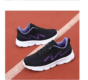 Détail de la tige en mesh respirant avec motifs tissés violets sur chaussures de course