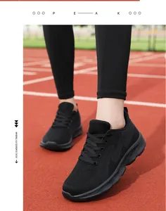 Détail de la tige en mesh respirant et de la semelle amortissante sur chaussures de course
