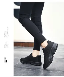 Dettaglio di scarpe da ginnastica in mesh nero traspirante con suole antiscivolo