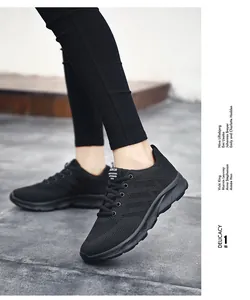 Dettaglio laterale di sneaker in mesh nero traspirante con suola antiscivolo