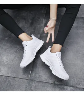 Vista dall'alto di scarpe da corsa in mesh traspirante bianco per donna con suola ammortizzata