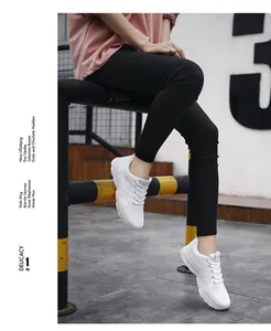 Dettaglio di sneakers bianche in rete traspirante con suole antiscivolo spesse per lo sport