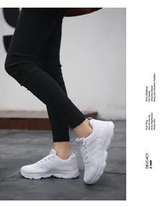 Vista laterale di scarpe da ginnastica bianche in mesh traspirante con suola ammortizzata