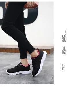 Vista esterna di scarpe sportive da donna in mesh nero con dettagli rosa e suola bianca
