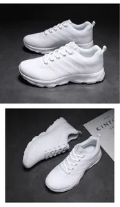 Dettaglio scarpe da corsa in mesh traspirante bianco con suola spessa e ammortizzata