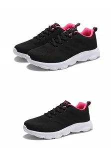 Dettaglio scarpe da corsa in mesh nero e rosa con suola ondulata leggera e traspirante