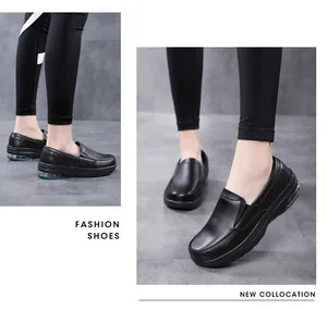 Détail de chaussures sans lacets noires avec coussin d'air bleu et semelle épaisse