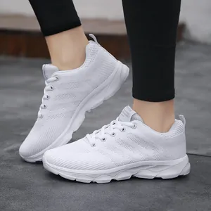 Scarpe da corsa bianche in mesh traspirante da donna con suole morbide e dettagli stringati