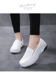 Gros plan sur des mocassins blancs avec unité de coussin d'air pour un confort accru