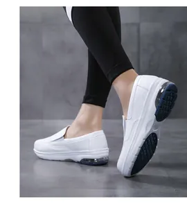 Vue latérale de chaussures de travail blanches sans lacets avec semelle à coussin d'air