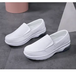 Vue détaillée des chaussures infirmières blanches avec coussin d'air bleu et semelle