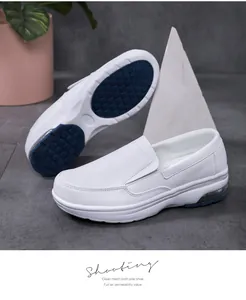 Détail de chaussures d'infirmière blanches avec coussin d'air et semelle antidérapante