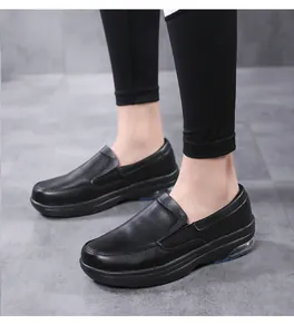 Détail d'un mocassin noir en cuir avec coussin d'air transparent visible au talon