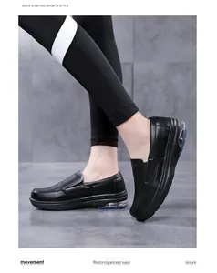 Détail des mocassins en cuir noir avec semelles épaisses à coussin d'air transparent