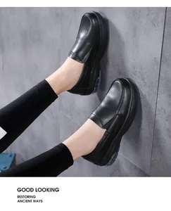 Détail de mocassins en cuir noir mat avec une semelle à coussin d'air bleu visible