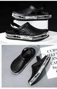 Detail von schwarzen Clogs mit Camouflage-Sohle und atmungsaktiven Belüftungslöchern