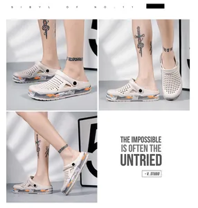 Detailansicht der Herren Clogs mit dicker Sohle, Camouflage und orangefarbenen Akzenten