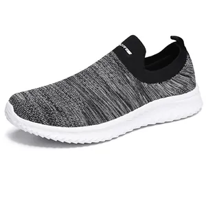 Detalle de zapatillas de punto gris sin cordones con logo SPORT y suela de EVA blanca