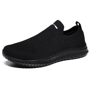 Detalle de las zapatillas de running de punto negro con suela de goma gruesa y suave