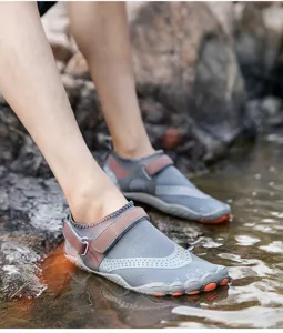 Amphibische Outdoor-Watschuhe aus grauem Netzgewebe mit rutschfesten orangefarbenen Gummisohlen