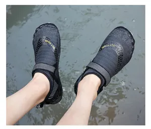 Vue détaillée de chaussures d'eau respirantes avec logo outdoor jaune imprimé dessus