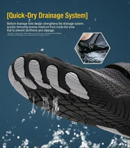 Detail des Schnelltrocknungssystems und der Waben-Gummisohle bei grauen Outdoor-Schuhen