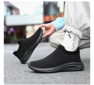 Detailopname van zwarte gebreide winterschoenen met warme pluche voering voor heren