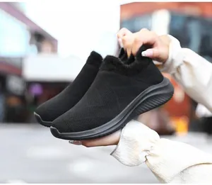 Detail van zwarte gebreide sportschoenen met imitatie met imitatiebont en EVA-zool