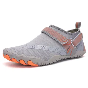 Chaussures d'eau grises respirantes avec semelle orange antidérapante et sangle velcro