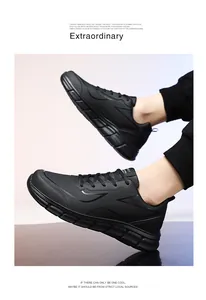 Détail de chaussures de sport noires imperméables en cuir synthétique avec semelle épaisse