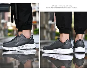 Détail de baskets outdoor grises imperméables pour hommes avec semelles blanches à vagues