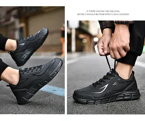 Gros plan de chaussures de sport noires pour hommes avec design réfléchissant et semelle en caoutchouc