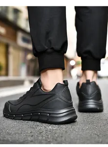 Détail de chaussure de sport noire en similicuir avec coutures vagues et semelle épaisse