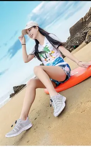 Outdoor-Sommerset mit atmungsaktiven Mesh-Wasserschuhen und Strandoutfit mit Tropenprint