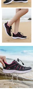 Details der atmungsaktiven Mesh-Wasserschuhe mit rosa Streifen und weißer Gummisohle
