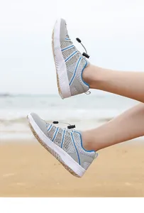 Detailaufnahme des Mesh-Obermaterials und Schnellverschlusses am grauen Trekkingschuh